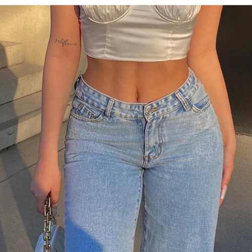 women-wearing-y2k-jeans
