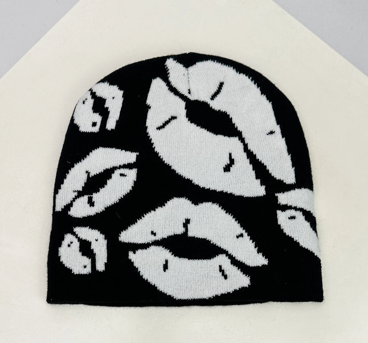 Y2K Lippy Lips Jacquard Graphic Beanie